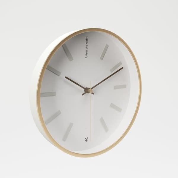 HEATHER CLOCK: den runda väggklockan i vintagestil från 60-talet, designad av Phoenix Suisse, i samarbete med PLAYBOY USA