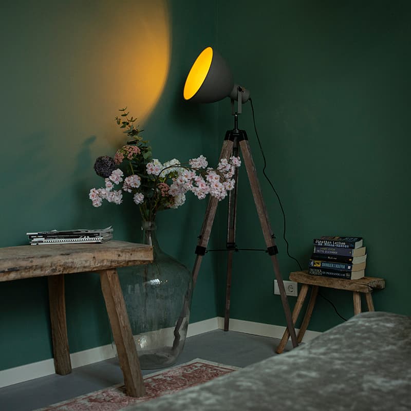 Industriell golvlampa på trästativ med grå skärm - Laos