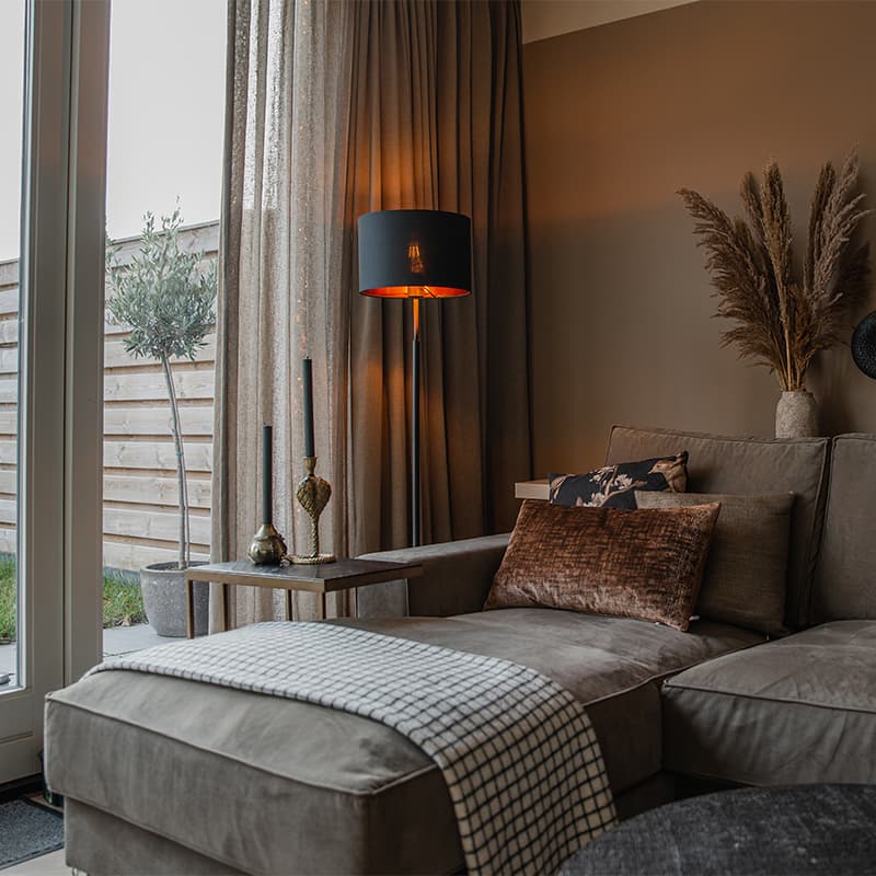 Modern golvlampa svart med guld - VT 1