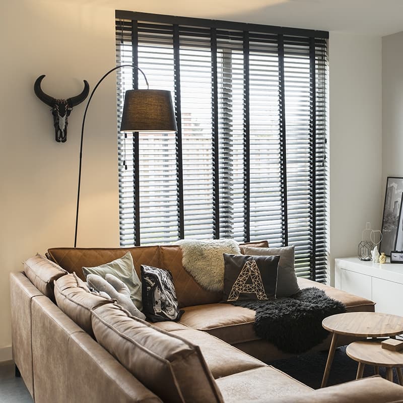 Modern golvlampa med svart skugga - Böj