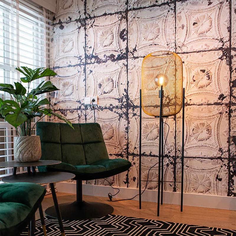 Modern svart med gyllene golvlampa - Bliss Mesh