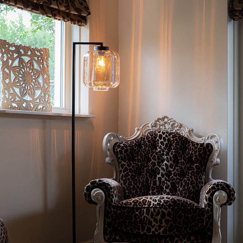 Design golvlampa svart med bärnstensglas - Qara