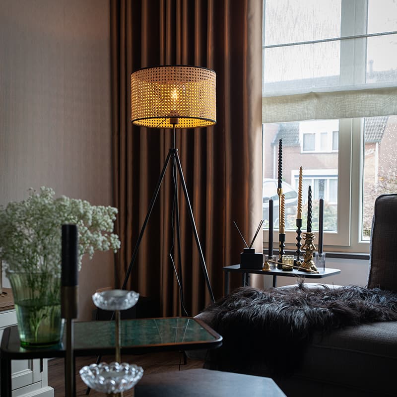 Lantlig golvlampa stativ svart med rottingskärm - Kata