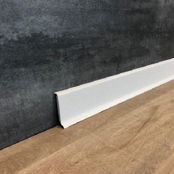PROVISTON Sockel nr 313 i PVC 12,8 x 60 x 2500 mm ljusgrå PVC Tonat styvt skum 25 meter | 10 stycken