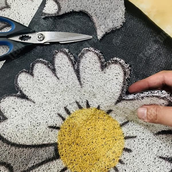 TD® Daisy ji Silk Speaker Mat kan skäras in i dörren för en halkfri PVC-matta som är lätt att rengöra.