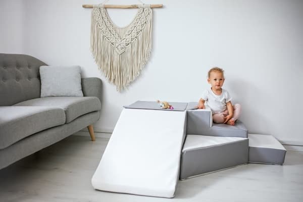 Skumrutschbana, byggklossar, Lekset med skumblock inomhus och utomhus för barn