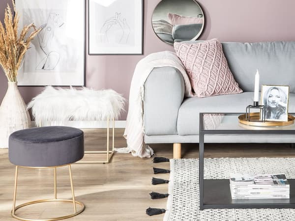 Fotskammel i kunstpels, hvit med gullfarget metallunderstell Kunstfell sminkebordskammel Glam Modern