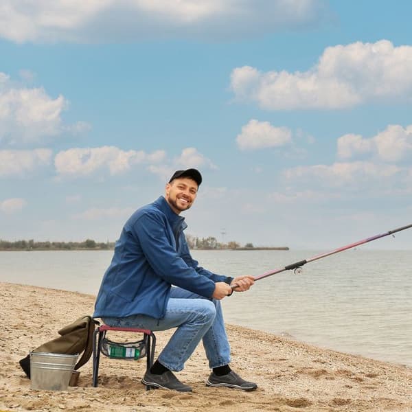 Relaxdays Fällbar campingpall, med ficka, upp till 120 kg, hopfällbar, lätt, strandstol, HxLxD: 39x29x35 cm, röd