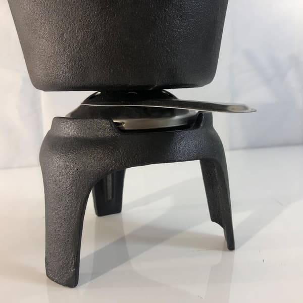 Fonduegryta i gjutjärn och 6 gafflar med trähandtag