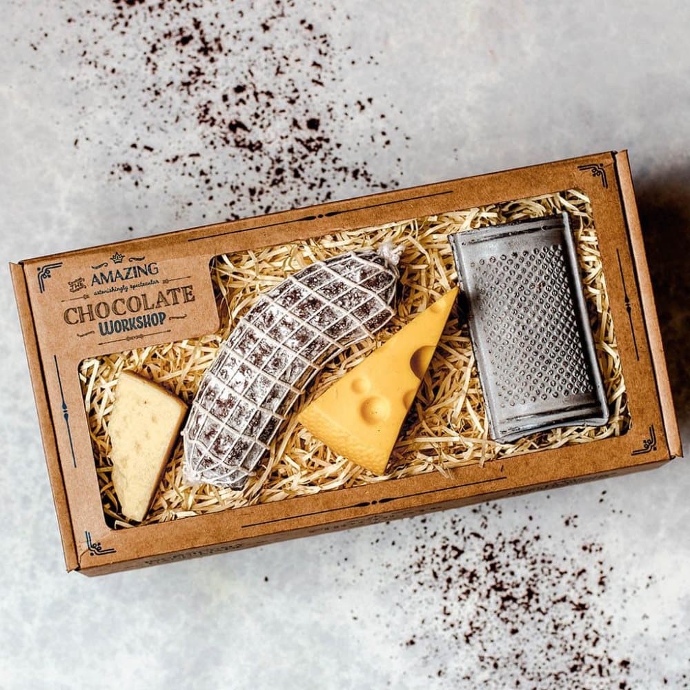 Lyxchoklad Schweizisk ost, parmesan, rivjärn och salami Presentask
