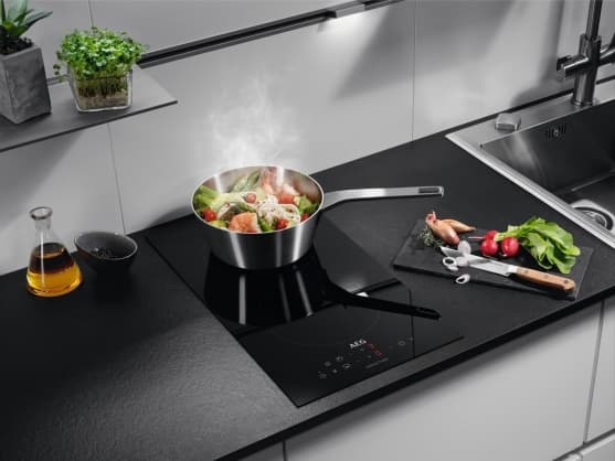 Sisäänrakennettu induktioliesi IKB32300CB, AEG