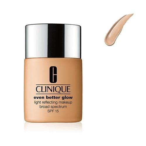 Clinique Even Better Makeup Glow Light Reflecting SPF15 primer to the face of the CN 28 Ivory 30ml