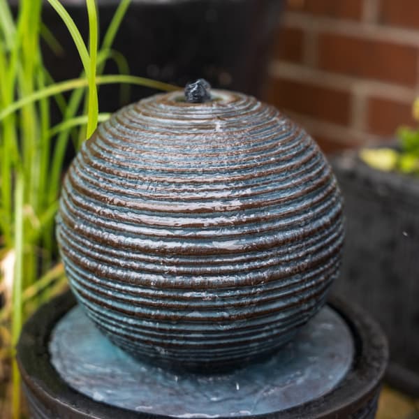 Vattensten av Resin för Trädgård Dekoration Fontän Patio Grå Sfär Fristående Rund Vattenpump Solcell Modern Vattenfall Steneffekt 6 Timmars Batteri