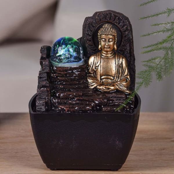 Liten hartsfontän inomhus med Theravada Buddha LED