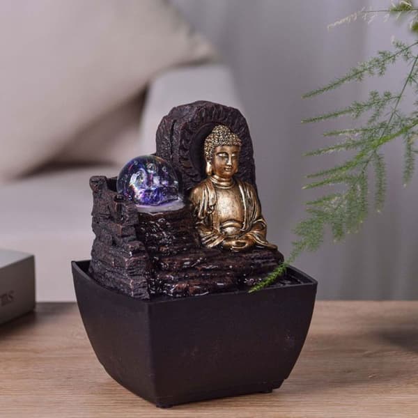 Liten hartsfontän inomhus med Theravada Buddha LED