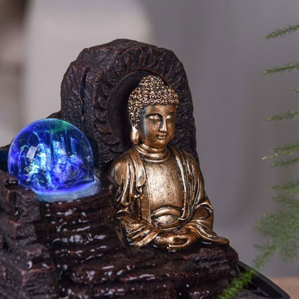 Liten hartsfontän inomhus med Theravada Buddha LED