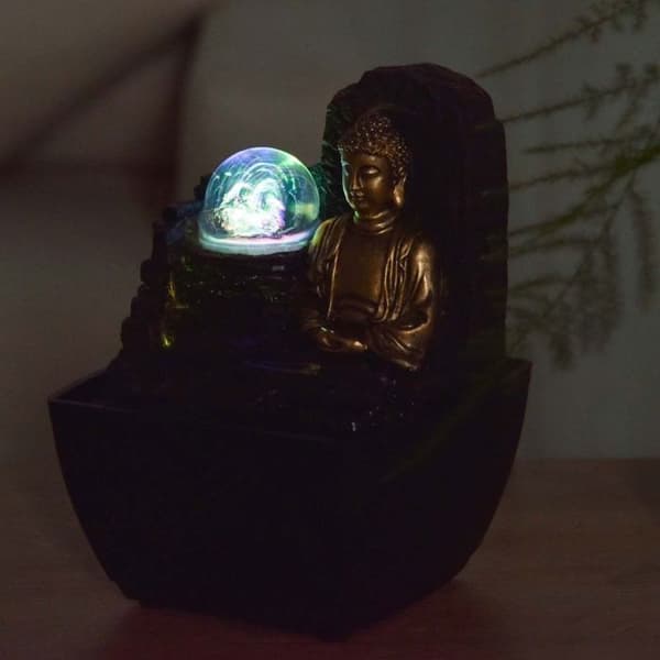 Liten hartsfontän inomhus med Theravada Buddha LED