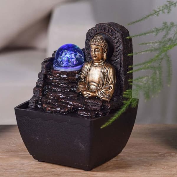 Liten hartsfontän inomhus med Theravada Buddha LED