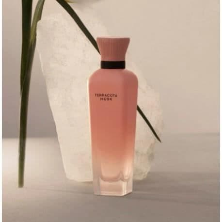 Adolfo Dominguez Terracota Musk, el parfym lleno de magia Terracota Musk es el nuevo parfum de Adolfo Dominguez lanserades 2021 d
