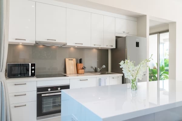 KERNAU KFMO 203 E B, Benkeplate, Solo mikrobølge ovn, 20 l, 700 W, Innebygd skjerm, Knapper, Rotasjon