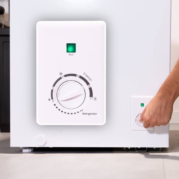 Cecotec White chest freezer with a capacity of 99 litres, E class, display door and convertible into a refrigerator.