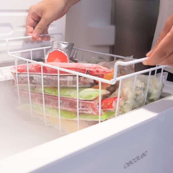 Cecotec White chest freezer with a capacity of 199 litres, E class, Inverter Plus motor, display door and convertible into a refrigerator.