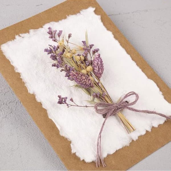 Lila torkad blombukett