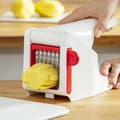 Miniatyrbild 3 av 5: MOULINEX Manuell pommes frites och grönsaksskärare, Stort galler 7x7 cm, Rostfria blad, Utmärkt grepp, Robust, Vit/Röd K1015414