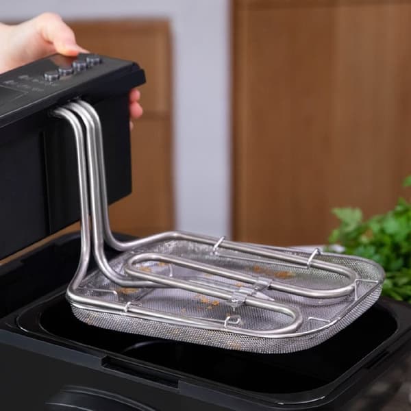 Cecotec 3.2-litre digital fryer, with stainless-steel, black-lacquered elegant design and 5 preset programmes. Features 2400 W power and includes Oil