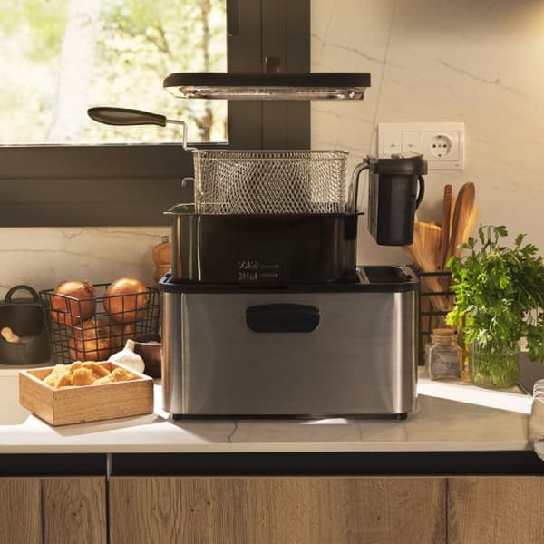 Cecotec 4.2-litre digital fryer, with stainless-steel elegant design and 5 preset programmes. Features 3270 W power and includes OilClean filter whic