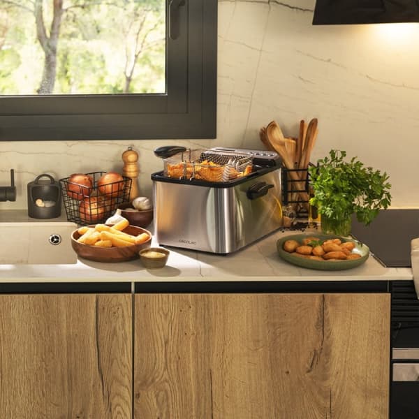Cecotec 4.2-litre digital fryer, with stainless-steel elegant design and 5 preset programmes. Features 3270 W power and includes OilClean filter whic