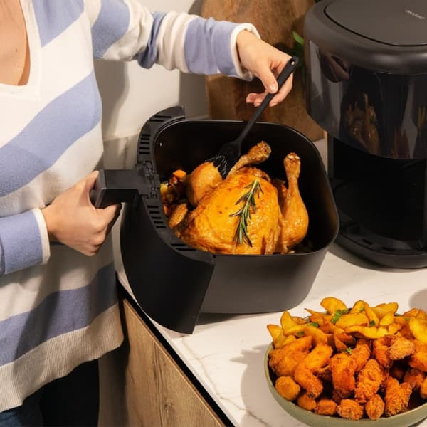 Cecotec Compact 6-l, oil-free digital air fryer with PerfectCook technology and accessory pack.