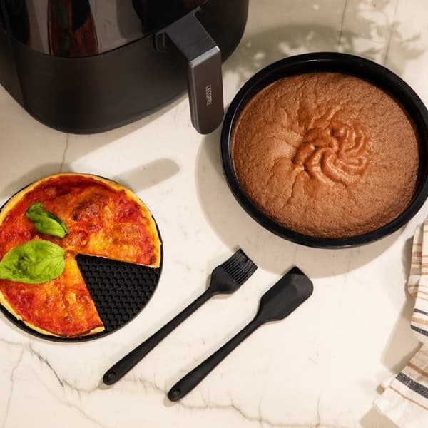 Cecotec Compact 6-l, oil-free digital air fryer with PerfectCook technology and accessory pack.