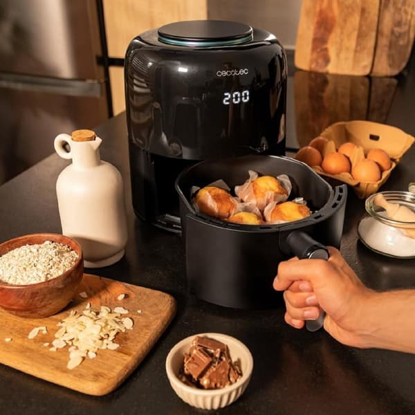Cecotec Touch air fryer, oil-free, compact design with 2.5 l capacity and PerfectCook technology.