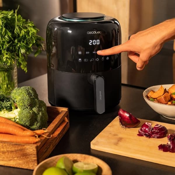 Cecotec Touch air fryer, oil-free, compact design with 2.5 l capacity and PerfectCook technology.