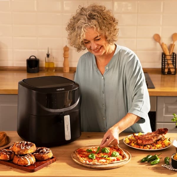 Cecotec Compact 7.6-l, oil-free digital air fryer with PerfectCook technology.
