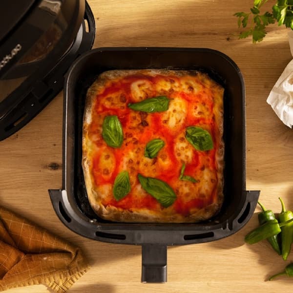 Cecotec Compact 7.6-l, oil-free digital air fryer with PerfectCook technology.