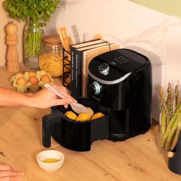 Cecotec Manual air fryer, oil-free, compact design with 2.5 l capacity and PerfectCook technology.