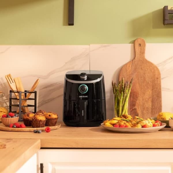 Cecotec Manual air fryer, oil-free, compact design with 2.5 l capacity and PerfectCook technology.