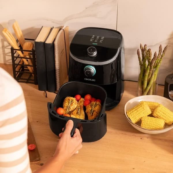 Cecotec Manual air fryer, oil-free, compact design with 2.5 l capacity and PerfectCook technology.