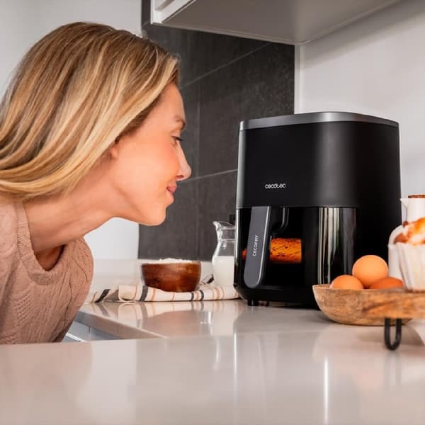 Cecotec 1400 W digital air fryer with with a capacity of 4 l and viewing-window design for better monitoring of the cooking process.