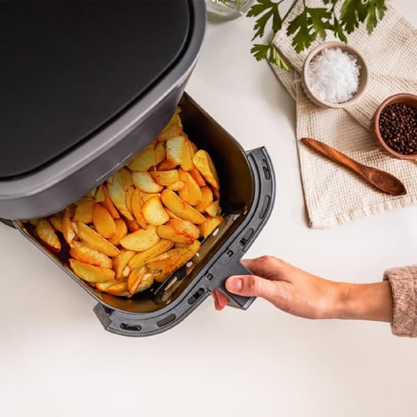 Cecotec 1400 W digital air fryer with with a capacity of 4 l and viewing-window design for better monitoring of the cooking process.