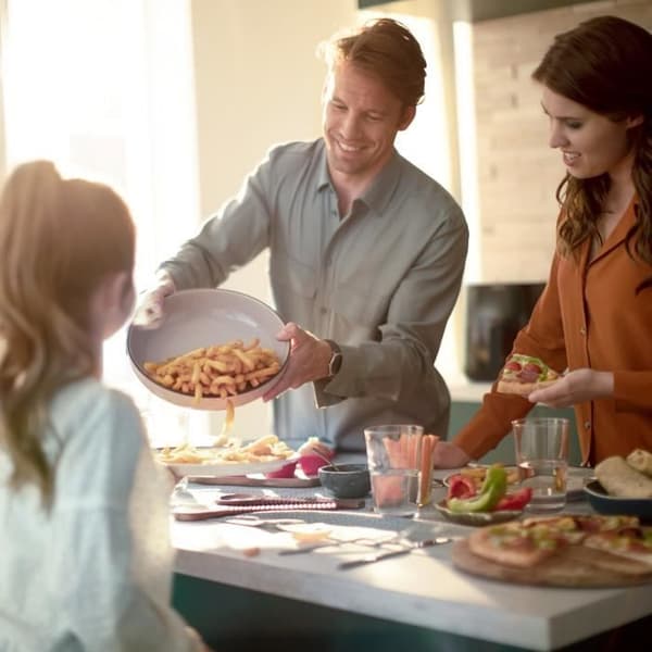 Philips Essential Airfryer, 13 förinställda funktioner, diskmaskinsäkra element, 0,8 kg, svart (HD9252/90)
