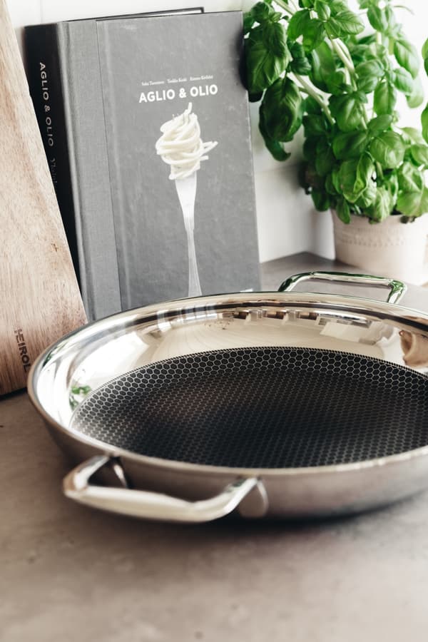Heirol Pro Steelsafe är en stekpanna för servering, tillverkad av rostfritt stål med en non-stick beläggning, 28 cm.