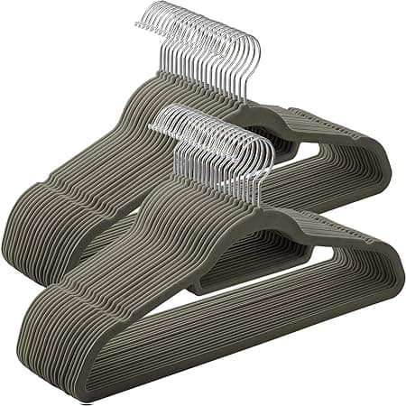 Pakke med 50 kleshengere i fløyel, 0,6 cm tykke, dresshengere, jakkehengere med sklisikker overflate, med to hakk, 360° roterende krok, anti-skli, grå