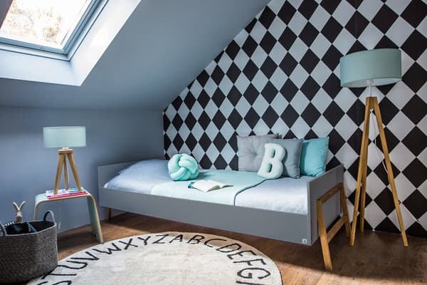 Barnsäng 90x200 cm i skandinavisk stil – grå/ek – med träram och valfri skyddsbarriär, Lotta