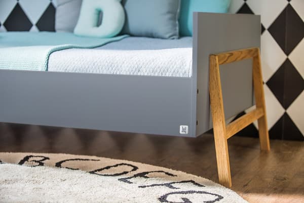 Barnsäng 90x200 cm i skandinavisk stil – grå/ek – med träram och valfri skyddsbarriär, Lotta