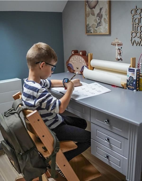 LUMI kommode med 4 skuffer og 1 skab - børnesikret - grå - 132x60 cm