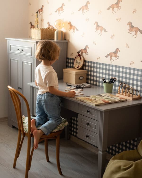 LUMI kommode med 4 skuffer og 1 skab - børnesikret - grå - 132x60 cm