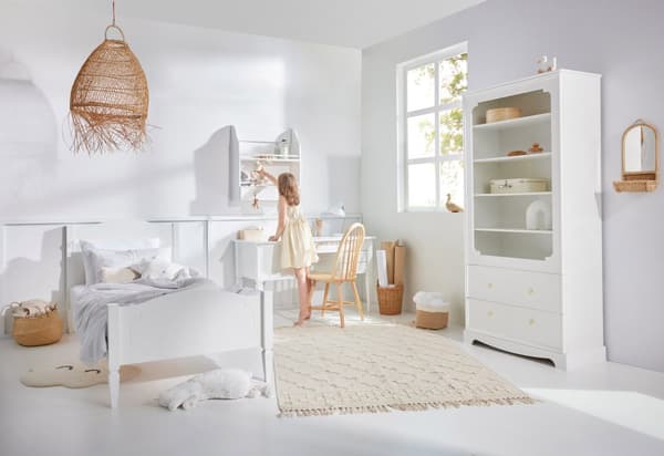 Royal Juniorsäng Vit 200x90 cm – Elegant Barnsäng med Träram och Säkerhetsräcke (tillval)